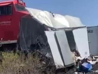 Choque entre el tren y un camión de carga en Saucillo deja dos muertos y un herido