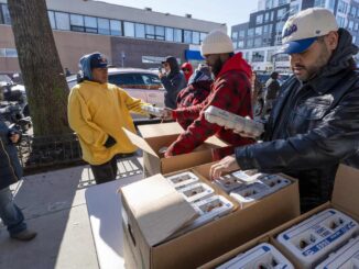 Reparto benéfico de huevos en NY dura 5 minutos ante la masiva demanda