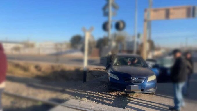 Choque entre vehículo y ferrocarril en Cuauhtémoc