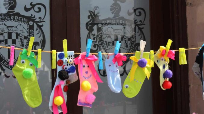 Decoran más de 200 chihuahuenses calcetines a favor del Síndrome de Down