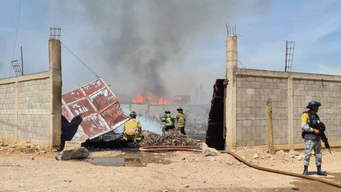 Descartan bomberos heridos en incendio de la colonia 01 de Mayo
