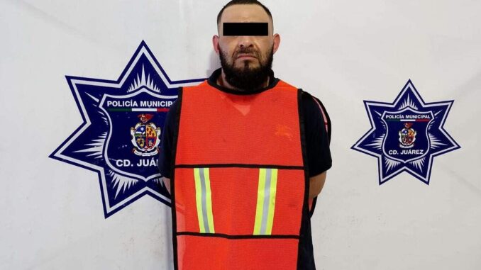 Lo detienen con orden de aprehensión vigente, traía una arma de fuego