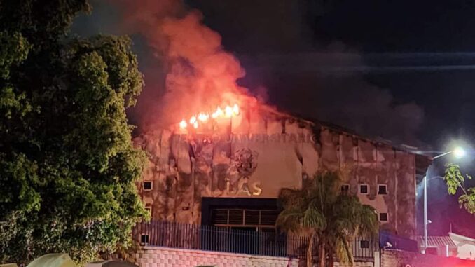 Incendio consume Teatro Universitario de la UAS en Culiacán