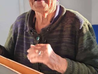 Solicitan apoyo de la comunidad para encontrar a la familia de mujer extraviada