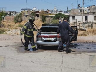 Vehículo es consumido por el fuego tras explosión en el motor en la colonia 2 de Octubre