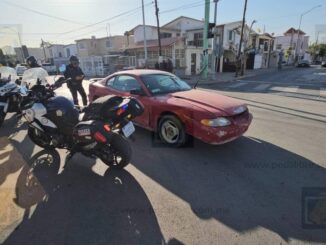 Abandonan vehículo en sentido contrario sobre avenida Zaragoza