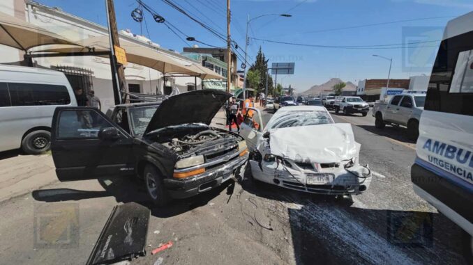 Bomberos rescatan a  2 personas  atrapadas durante aparatoso accidente vial en la Santa Rosa