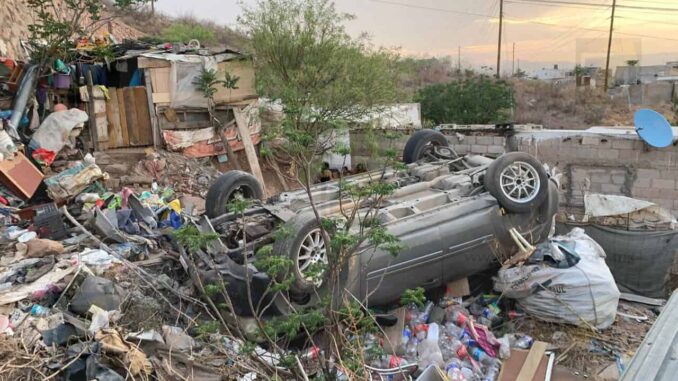 Conductora pierde el control y cae en barranco de la colonia Popular