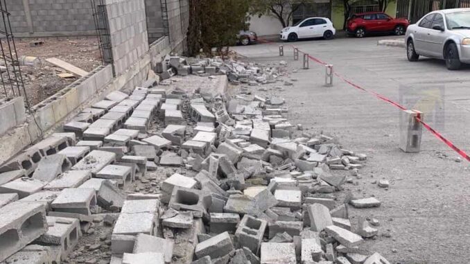 Fuertes vientos provocan el colapso de dos bardas en distintas colonias