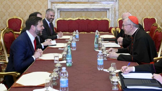 JD Vance se reúne con secretario de Estado vaticano; abordan temas de migración y presos