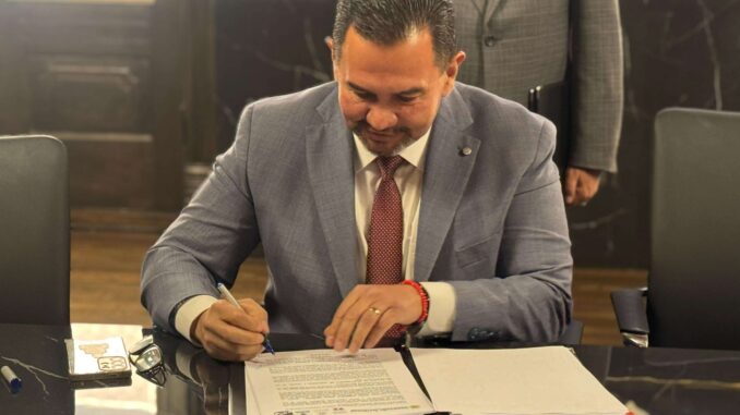 Firma Cruz convenio del Programa de Vivienda para el Bienestar