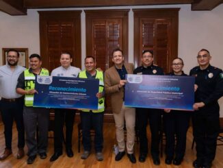 Entrega alcalde bono a bomberos y operadores de pipas por participar en el combate de incendios