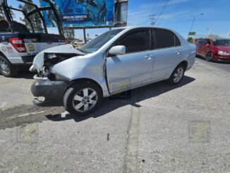 Conductor se pasa en rojo y provoca fuerte choque en avenida Homero