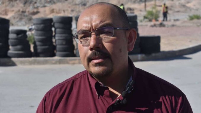 Multan con más de 46 mil pesos a hombre responsable de tirar llantas en vía pública