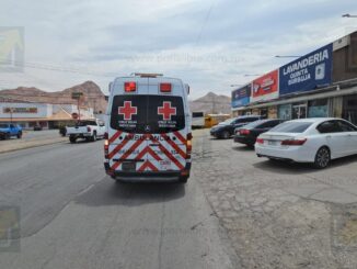 Mujer es embestida por un conductor que salía de un estacionamiento