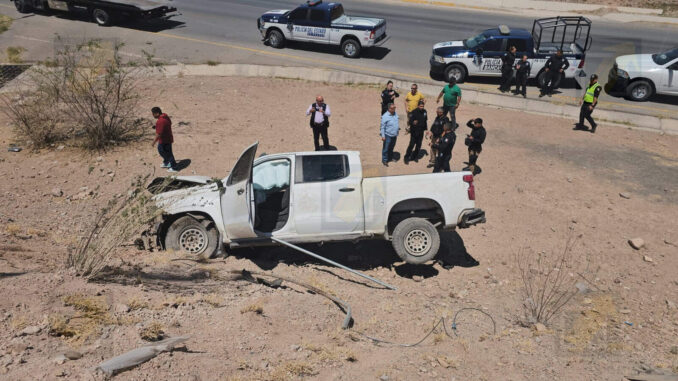 Policías estatales quedan heridos tras volcar en carretera a Aldama