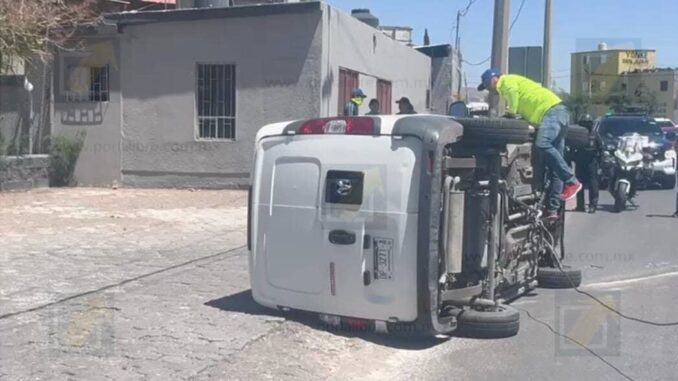 Vuelca en avenida Tecnológico tras chocar contra camellón