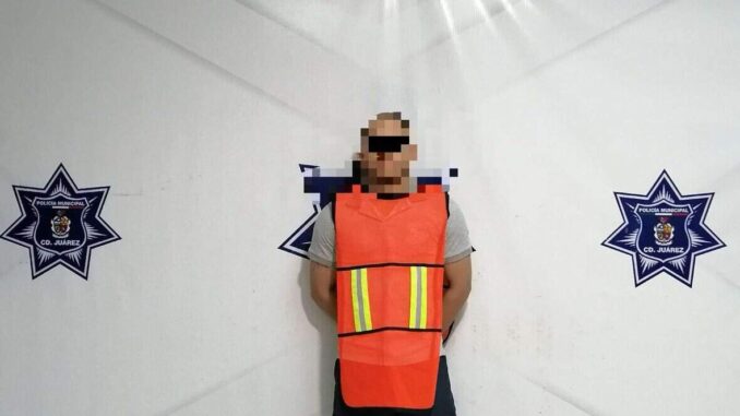 Intentan ingresar a su domicilio, les dispara y mata a uno de ellos; lo arrestan