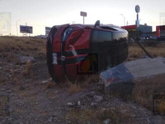 Vuelca automóvil en Circuito Universitario; conductor con lesiones