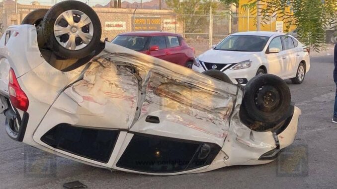 Conductora provoca choque y volcadura en la avenida Quinta Real
