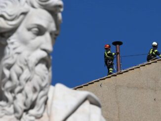 Instalan la chimenea en la Capilla Sixtina para el cónclave