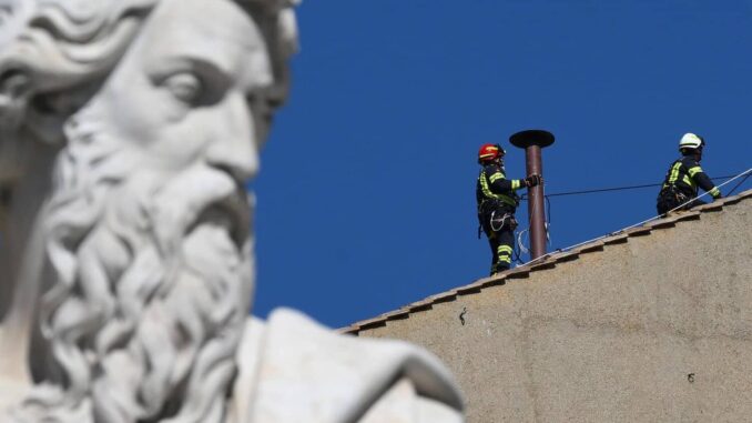 Instalan la chimenea en la Capilla Sixtina para el cónclave