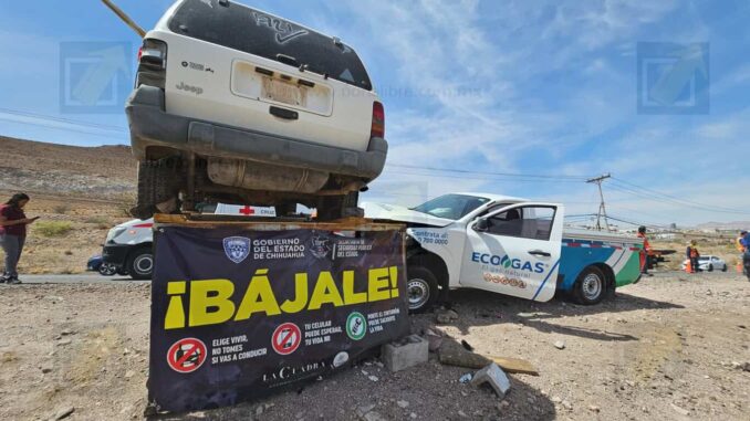 Conductor queda dormido y choca con anuncio preventivo de ¡Bájale! en la prolongación Teófilo Borunda