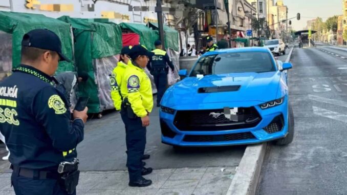Detienen a conductora ebria tras impactar su Mustang en calles de la CDMX