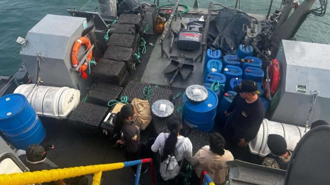 Ecuador asegura lancha con 1.5 toneladas de droga que iban a Centroamérica y México