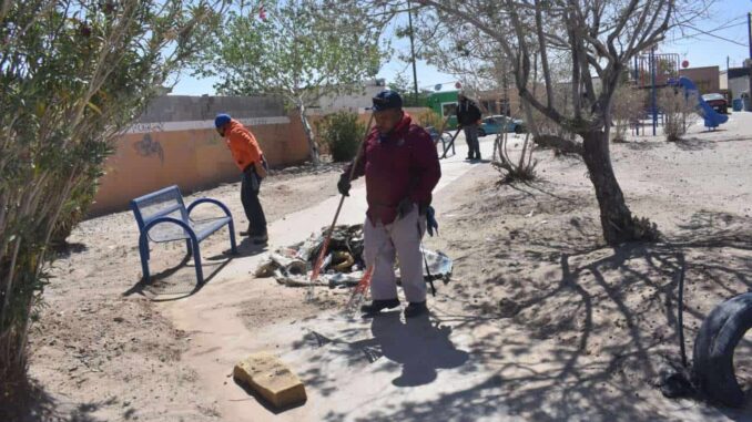 Limpian y dan mantenimiento a parques en la colonia Sierra Vista