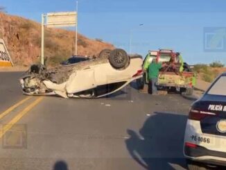 Vehículo termina volcado tras exceso de velocidad en avenida 20 de Noviembre