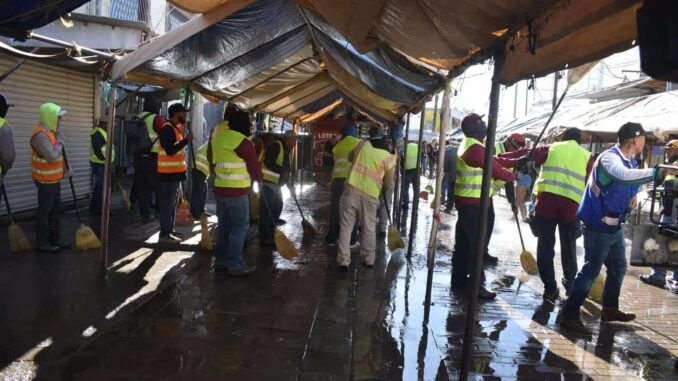Limpian el centro histórico comerciantes y cuadrillas municipales