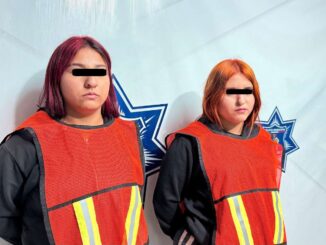 Detienen a dos mujeres por asalto con violencia en tienda de abarrotes