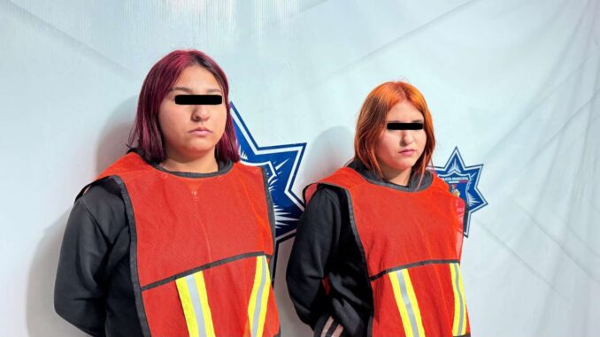 Detienen a dos mujeres por asalto con violencia en tienda de abarrotes