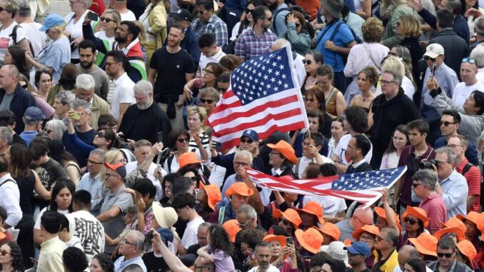 Católicos latinos de Chicago esperan que León XIV ablande el corazón de Trump