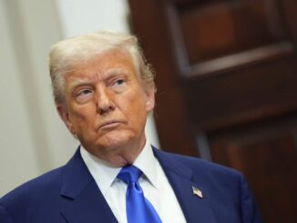 Corresponsales de la Casa Blanca protestan por exclusión de agencias del avión de Trump