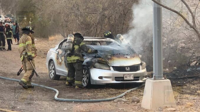Vehículo se incendia en carretera a Aldama después de una mala reparación