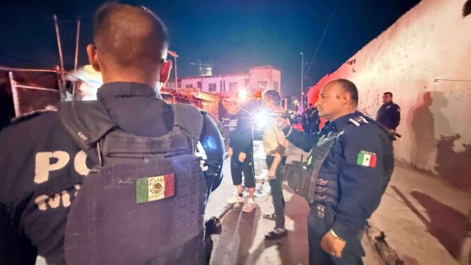 Rescatan a hombre de incendio en la zona centro