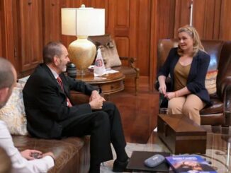 Maru Campos recibe al científico nuclear chihuahuense, Dr. Luis Carlos Longoria