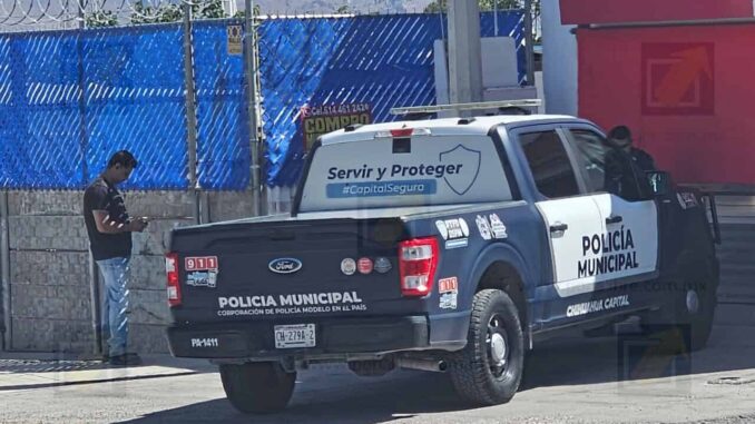 Roban camioneta y herramientas de una constructora en la colonia Granjas