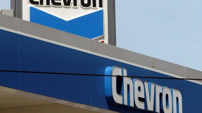 EE.UU. concederá a Chevron una licencia de operación mínima en Venezuela, según fuentes