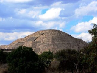 Turistas disfrutan de la Pirámide de la Luna en Teotihuacan tras reapertura