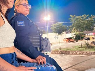 Intenta mujer lanzarse de puente; la rescatan