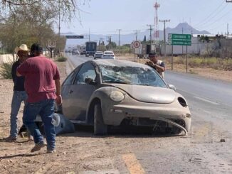 Trasladan al hospital a dos tripulantes de un automóvil volcado en la carretera a Aldama