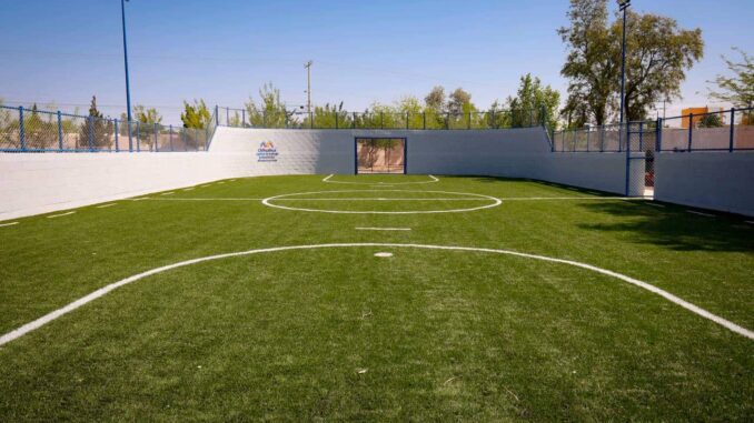 Entrega alcalde Bonilla cancha de fútbol con pasto sintético gracias al Presupuesto Participativo