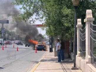 Incendio de un vehículo provoca caos vial frente al Tecnológico de Chihuahua