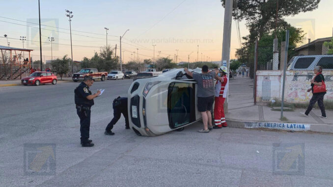 Madre e hijo heridos tras chocar y volcar en la colonia Revolución