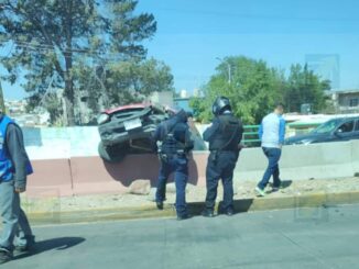 Conductora se sube al camellón perder el control por exceso de velocidad cerca del Parque Extremo