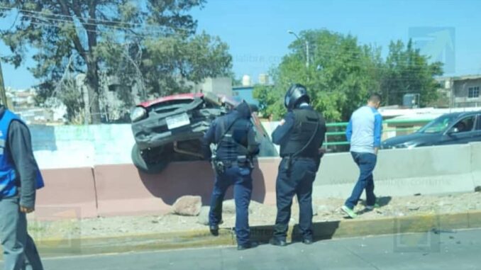Conductora se sube al camellón perder el control por exceso de velocidad cerca del Parque Extremo