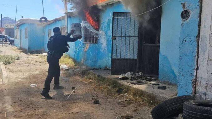 Sofocan Policías Municipales incendio en la colonia Independencia II